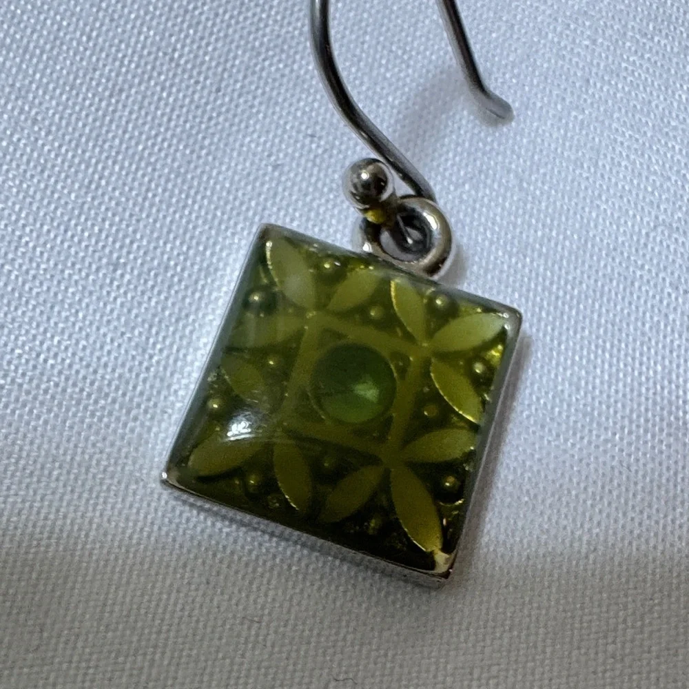 Elegant Green Square Earrings - Picture 6 of 6